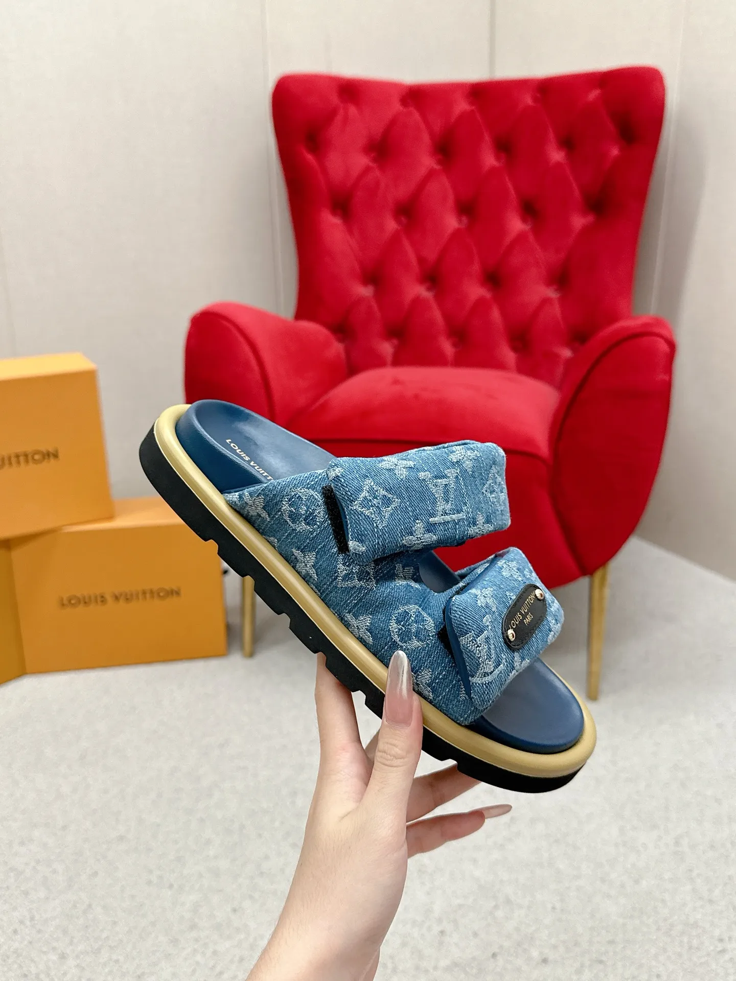 P340 yuan LV Louis Vuitton Full of high-end feel! A popular model among bloggers at home and abroad, it’s retro and fashionable, and looks stunning on your feet! Mainly recommended model on the official website★ ━━━━━ ЅᏇєєt ━━━━━ ▪️Upper: original calfskin ➕5D printing process ▪️Inner: imported mixed sheepskin ▪️Outsole: original molded foam outsole ▪️Size: Female 35-40 Men's 39-44 (women's 41 men's 45)